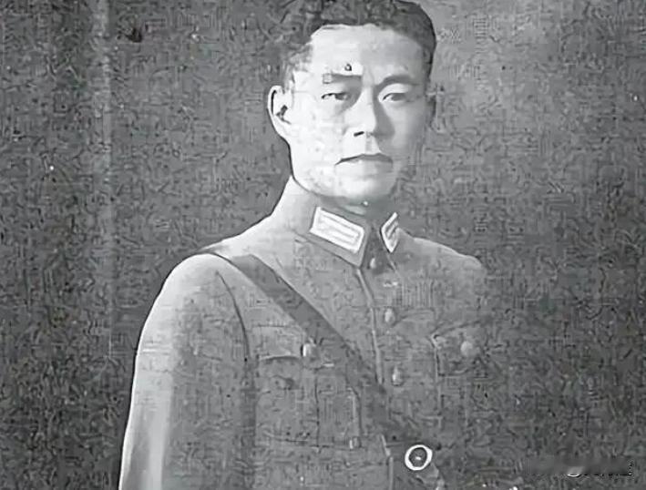 邱清泉是上海大学的高材生，又毕业于黄埔军校第二期，还保送到德国陆军大学深造，是一