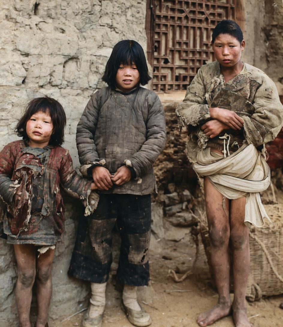 这张照片拍摄于民国时期，三个孩子，站在破败的土坯墙下，衣不蔽体，在寒风中瑟瑟发抖
