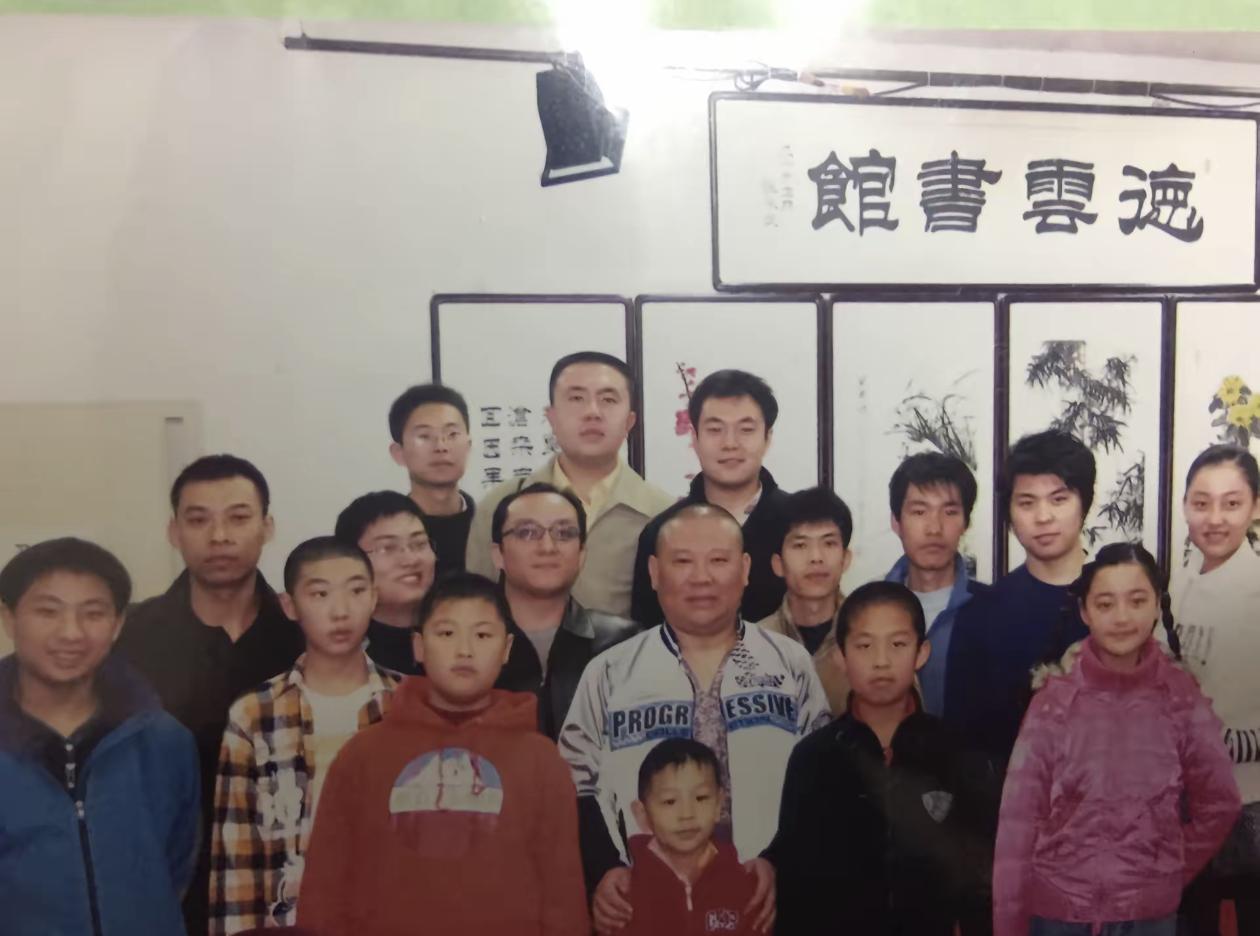 2008年，郭德纲和徒弟一张温馨的合影郭德纲怀里抱着郭汾阳，前排分别是：岳云鹏、