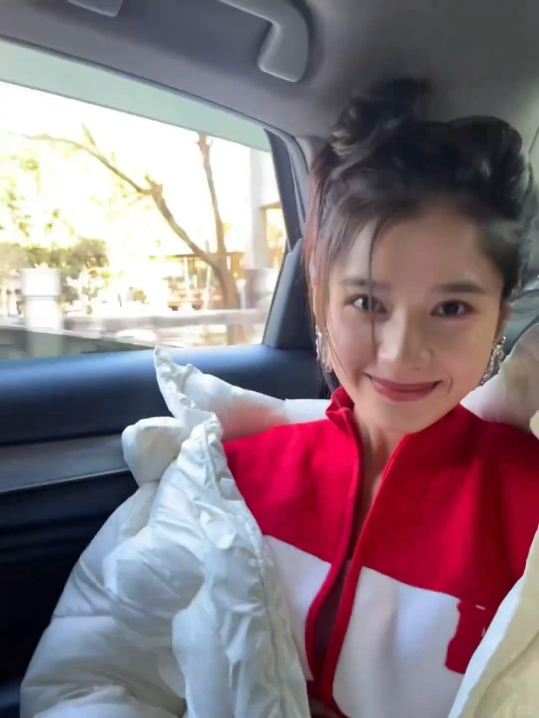 张婧仪车窗照，我将不再研究任何出片地点🥲