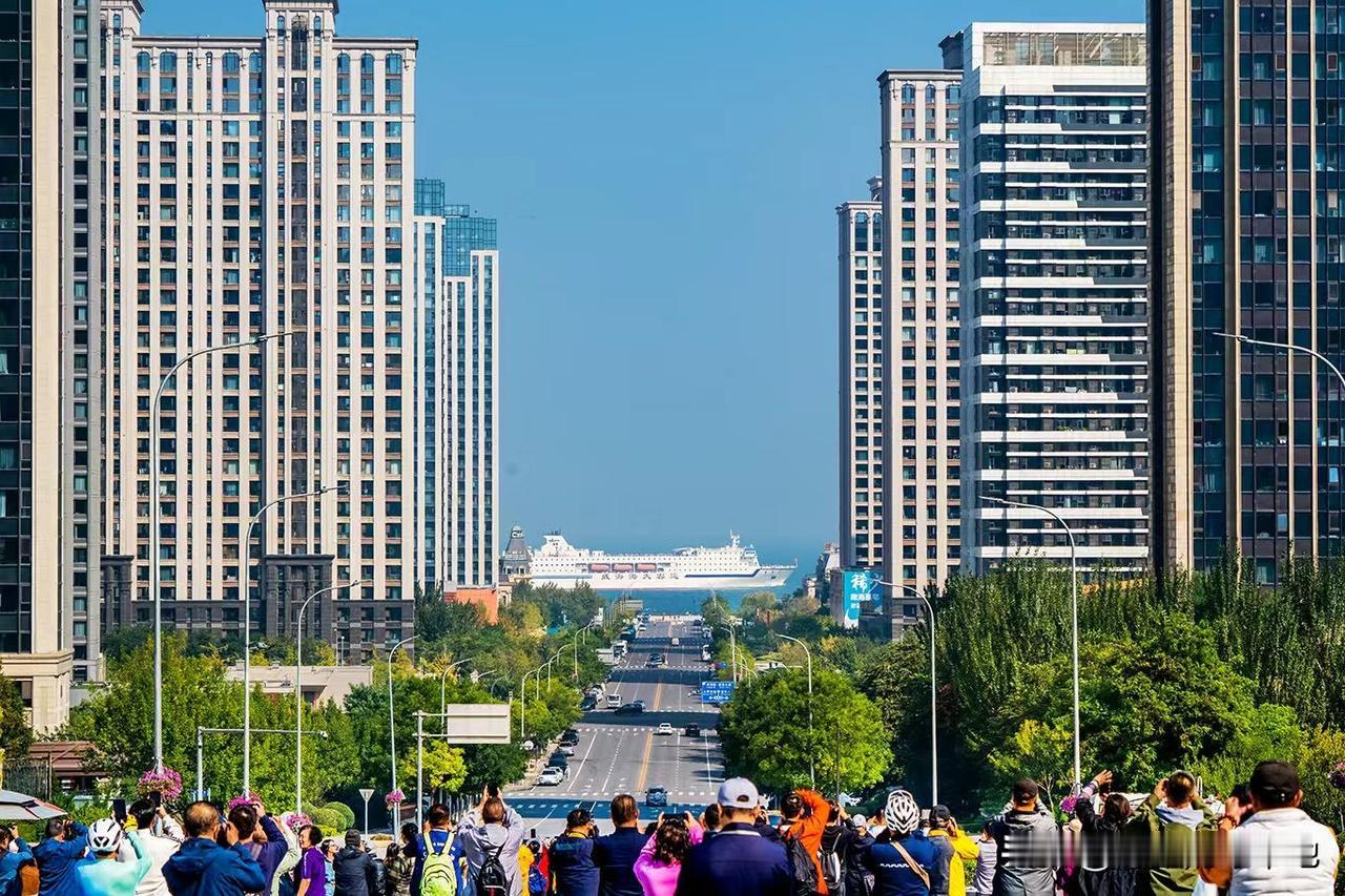 大连的港东五街坐落于东港商务区，站在道路高处眺望，道路尽头便是大海，呈现出“直通