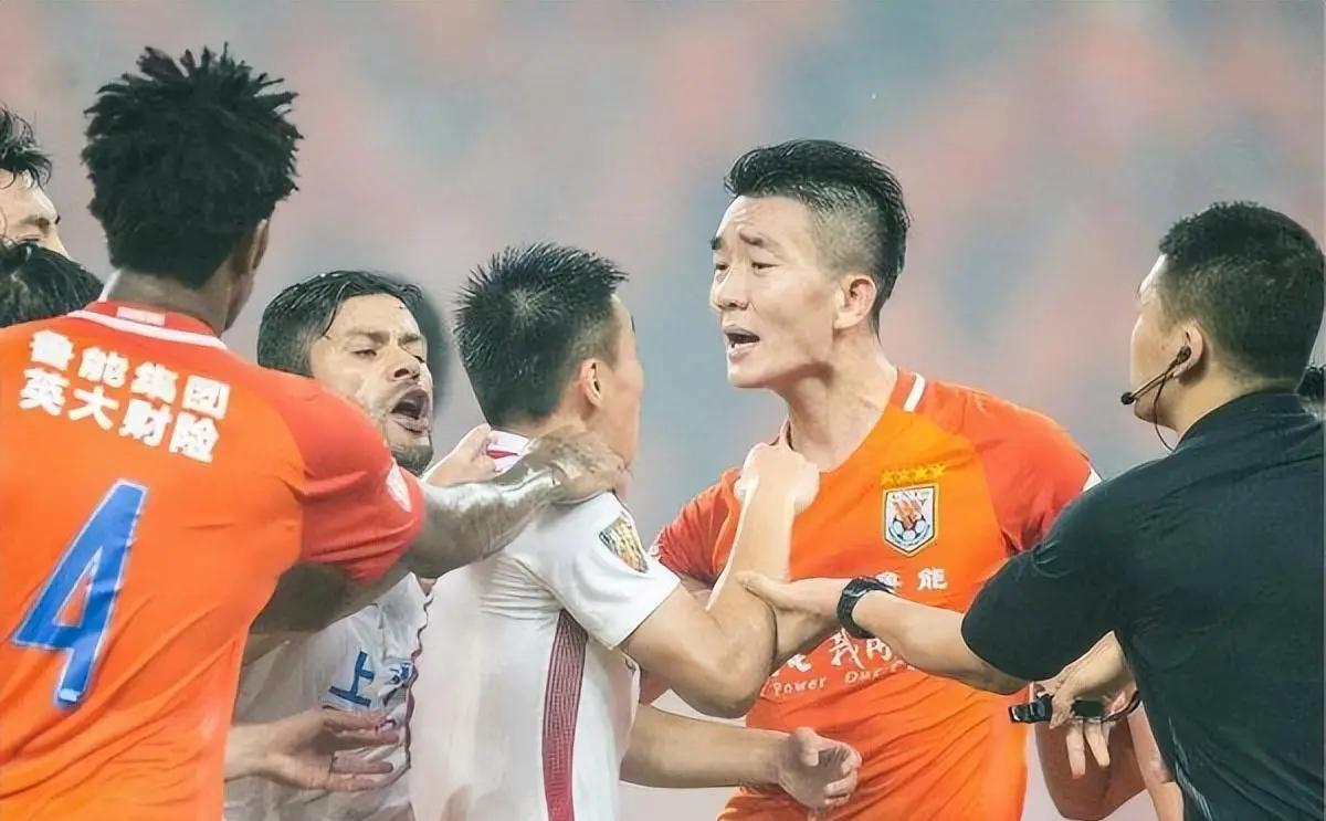 建议中国足协查陈戌源这些老虎的时候，连同戴琳这种苍蝇一起查查吧。一个身患肝衰