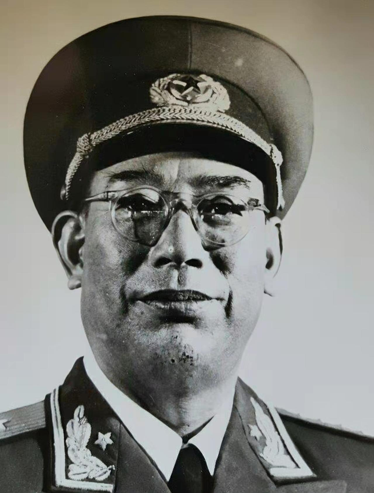 许光达为何被授予大将军衔？许光达是十大将里最年轻的一位，红军时期曾因重伤赴苏疗