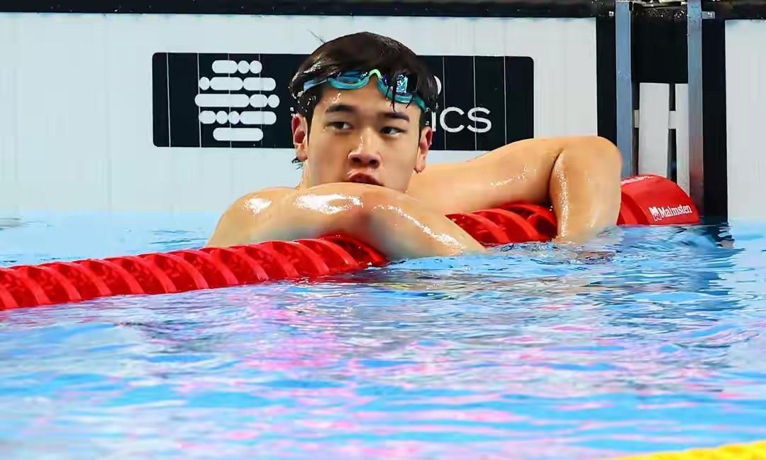 冠军无望，潘展乐50米自由泳惊险晋级，成绩为22秒53，列所有选手第八名，压线晋