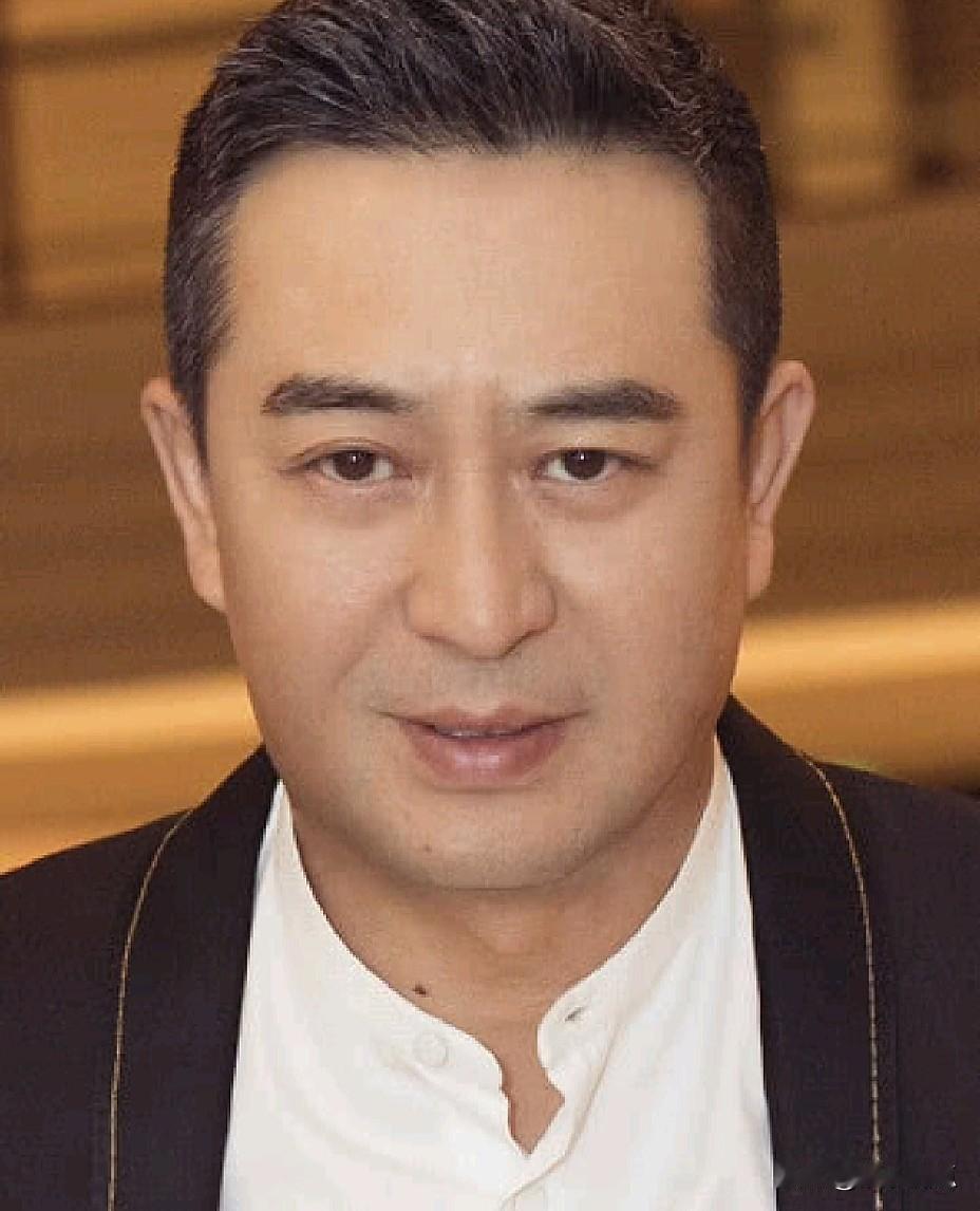 听一个跑过群演的朋友说，不少剧组根本不把吃饭当回事，大冬天发凉盒饭，馊了都舍不得