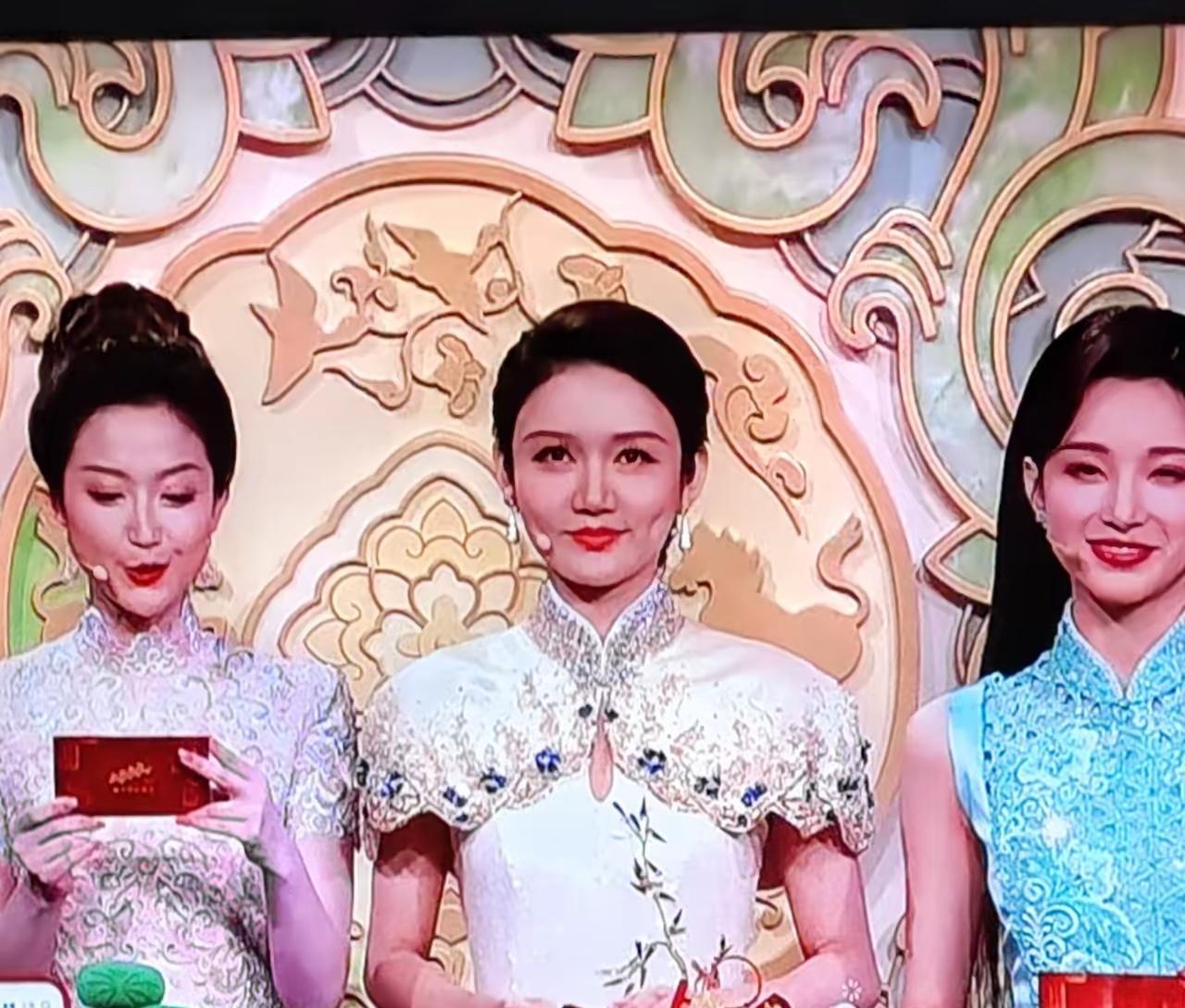 龙洋直播时眼睛总往天上瞟，观众一看就懂：提词器暴露了！你以为是主持人不够敬业？