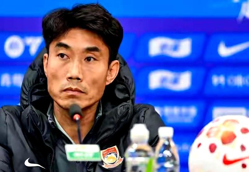 万万没想到，会是这番景。两场比赛，0分，净吞6弹。46岁的郑智，第二次执教中