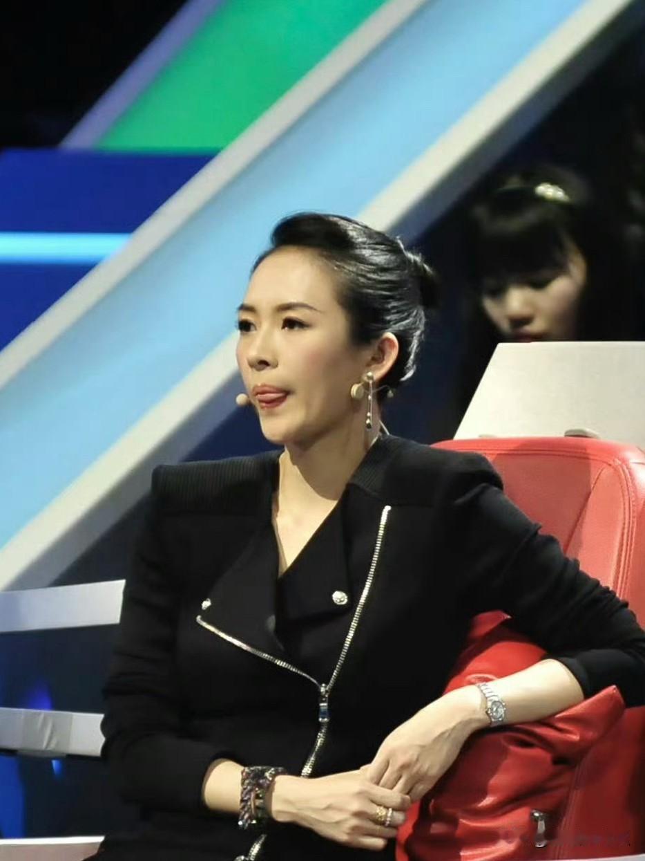 一觉醒来章子怡真的很无语汪峰和森林北谈恋爱就不说了苟荟婕在直播间官员男友也