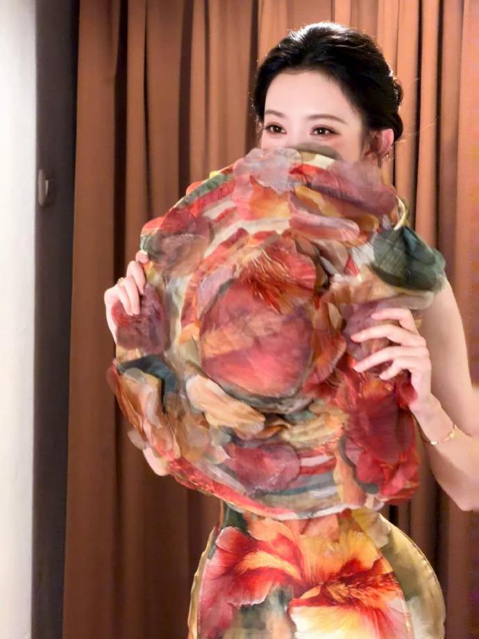 孟子义这颜值气场太贴民国大女主！冷艳又贵气，风情拉满，赶紧来个纸醉金迷的民国本吧