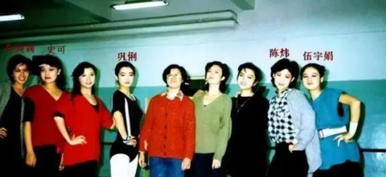 许多年前，史可在路上碰见黄小茂，对外国丈夫说：“那是我前夫”，没想到外国丈夫立马