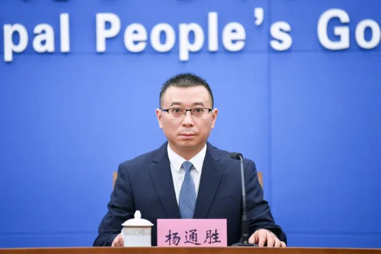 桃源本是无尘境，贪念偏污大酉春。假日上班第一天，重庆今年第三位现任区县“一把