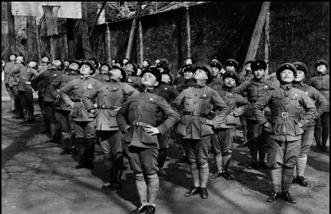 1938年，武汉会战前夕，正在晨练的预备役士兵，这些士兵全部都是十几岁的孩子。