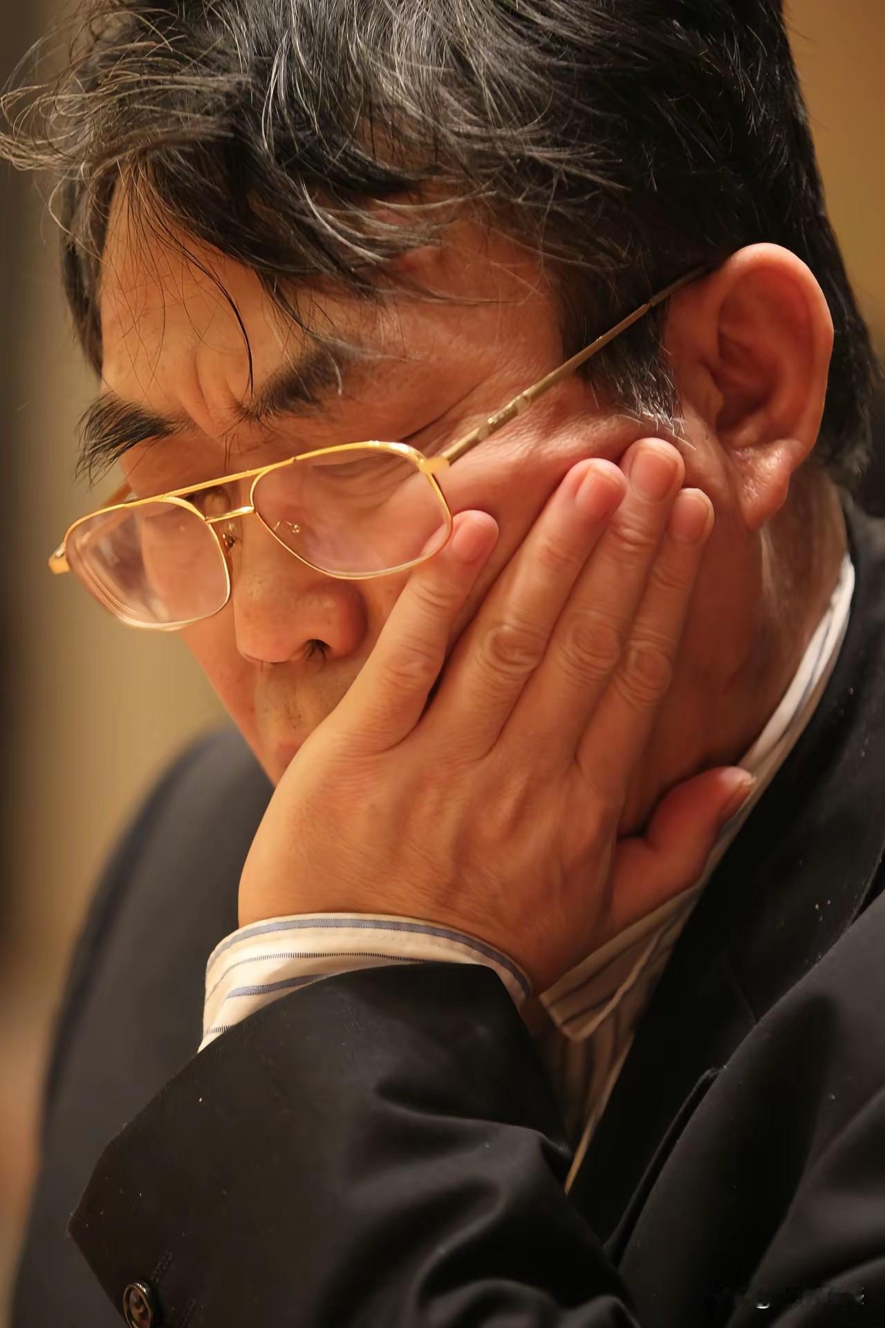 聂卫平先生苦苦思索下棋的画面，不知感染了多少人，不知感动了多少人，这种把脑力开发