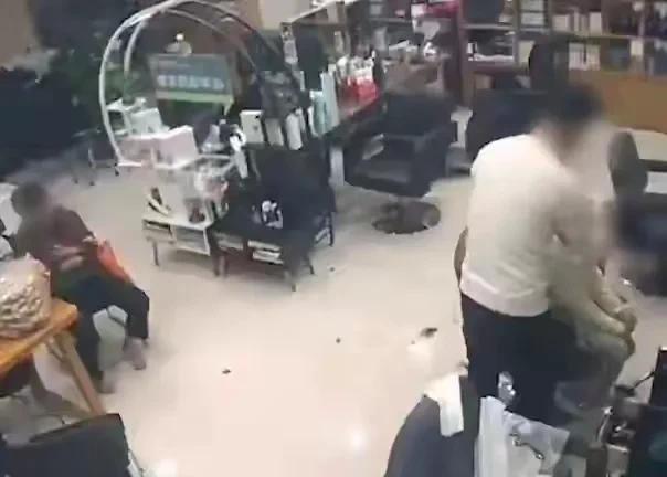 胆子真大！女孩家属指控张泉在理发过程中猥亵13岁女孩，警方对其处以行政拘留14