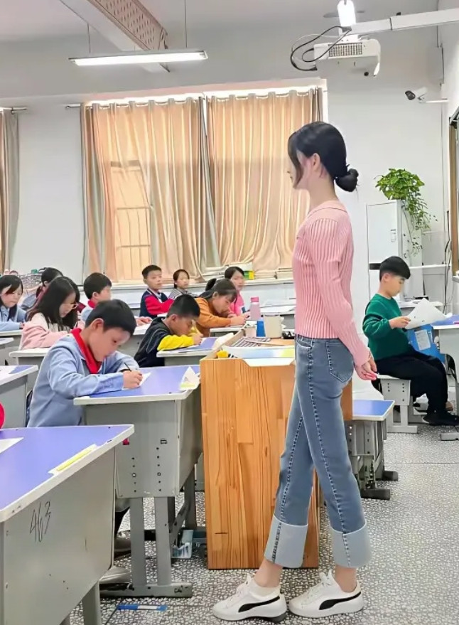我怀疑男的都喜欢这样的女孩子吧！