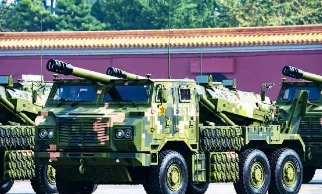 解放军同款155重炮走出两条截然不同编制路线，新疆军区把师级火力下沉到高原一线内