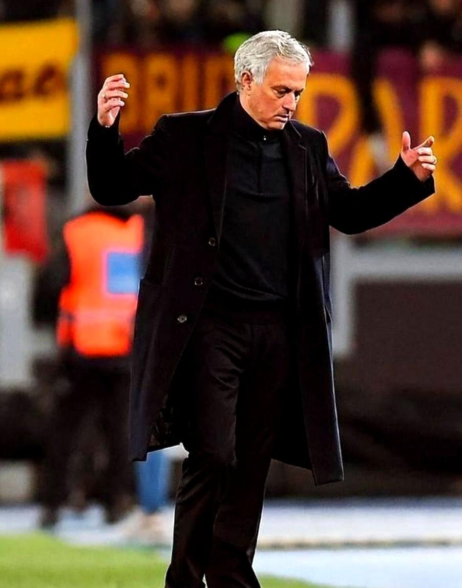 刚谈完续约，转头就被解雇了。费内巴切主帅特德斯科的日子，可真不好过。接替穆里