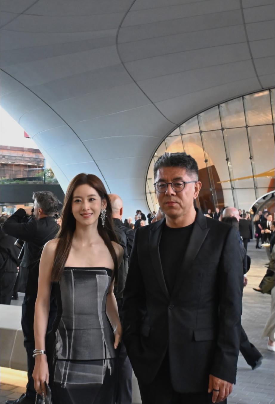 近日，章泽天好厉害，在美国洛杉矶与我国知名建筑家马岩松合影，此人被称赞与贝聿铭齐
