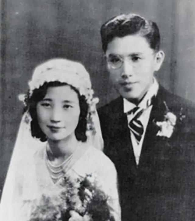 1930年，28岁的清华教授周培源，依旧单身。朋友拿给他一沓子照片：“瞧瞧，有没