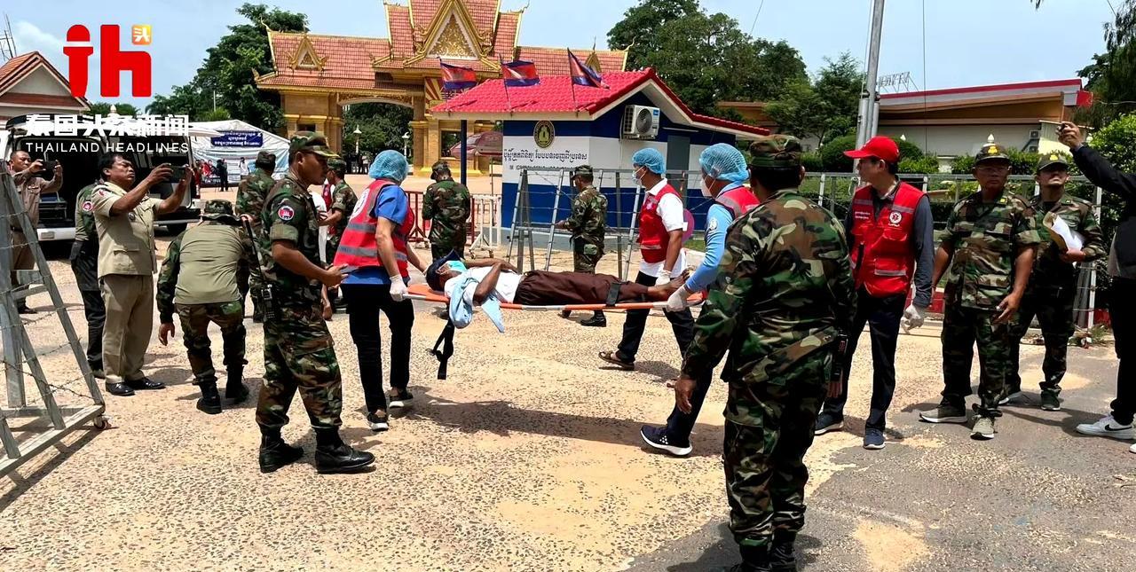 泰国移交两名柬埔寨俘虏给柬埔寨。这两名士兵一个是上士莫姆·瑞提，右臂骨折、右侧臀