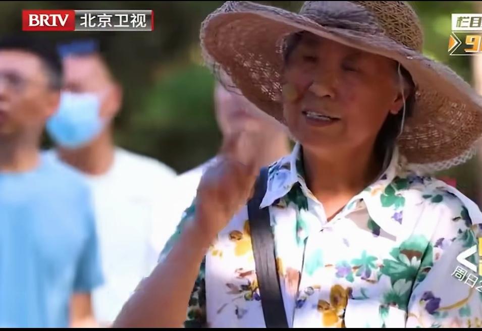 像我们小区大，2500户居民，有1500多辆车子，每年每辆车物业管理费1200元
