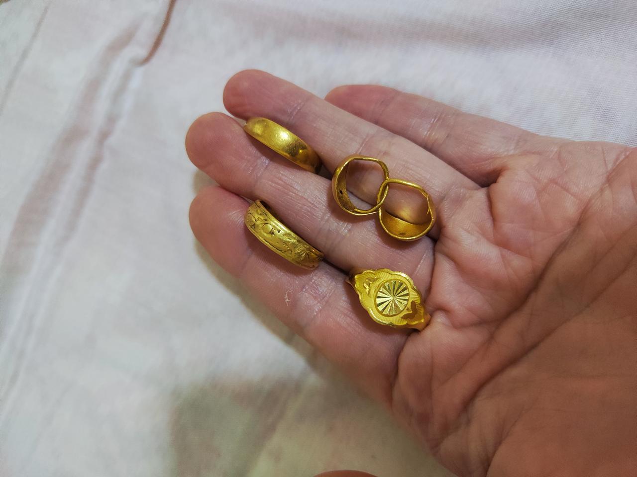 可怜天下父母心！我婆婆把她的三个金戒指、一对金耳环都给了我。