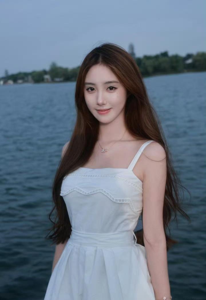 湖水、晚霞、白裙，构成了一幅名为“夏日终曲”的画。这一刻，世界只剩下风声、水