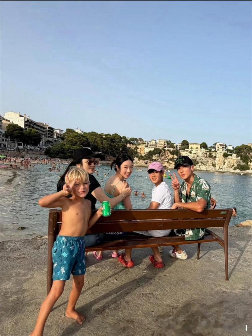 吴尊晒全家福，一家四口西班牙小镇度假