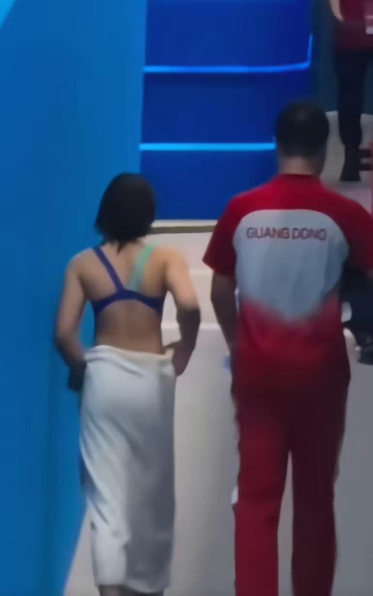 给这个摄影师点赞，婵的背影好美，简直就是顶级运动员的身材，十八姑娘一枝花！脚