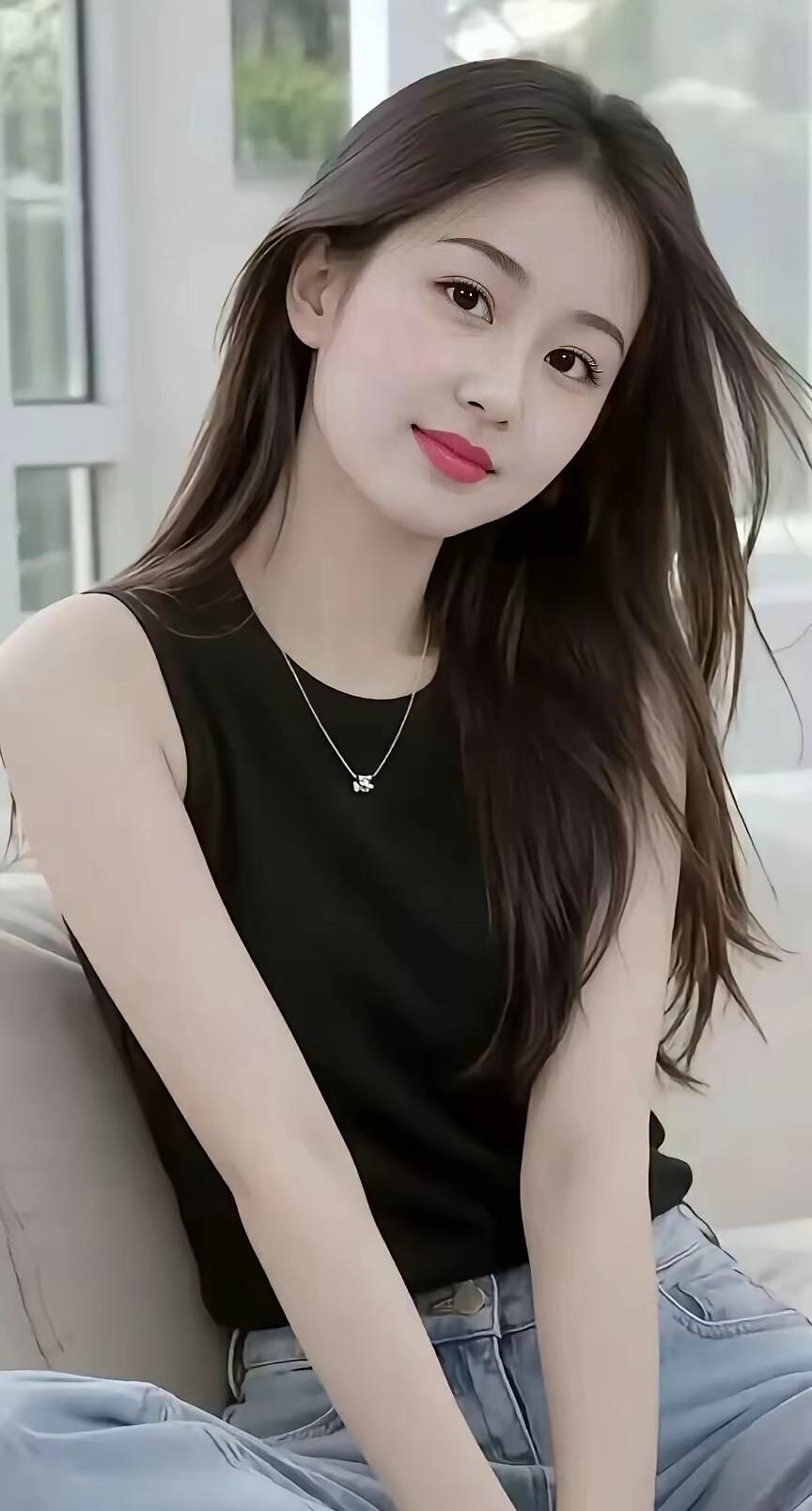 温柔甜美的邻家女孩，简约时尚穿搭，轻松自然。