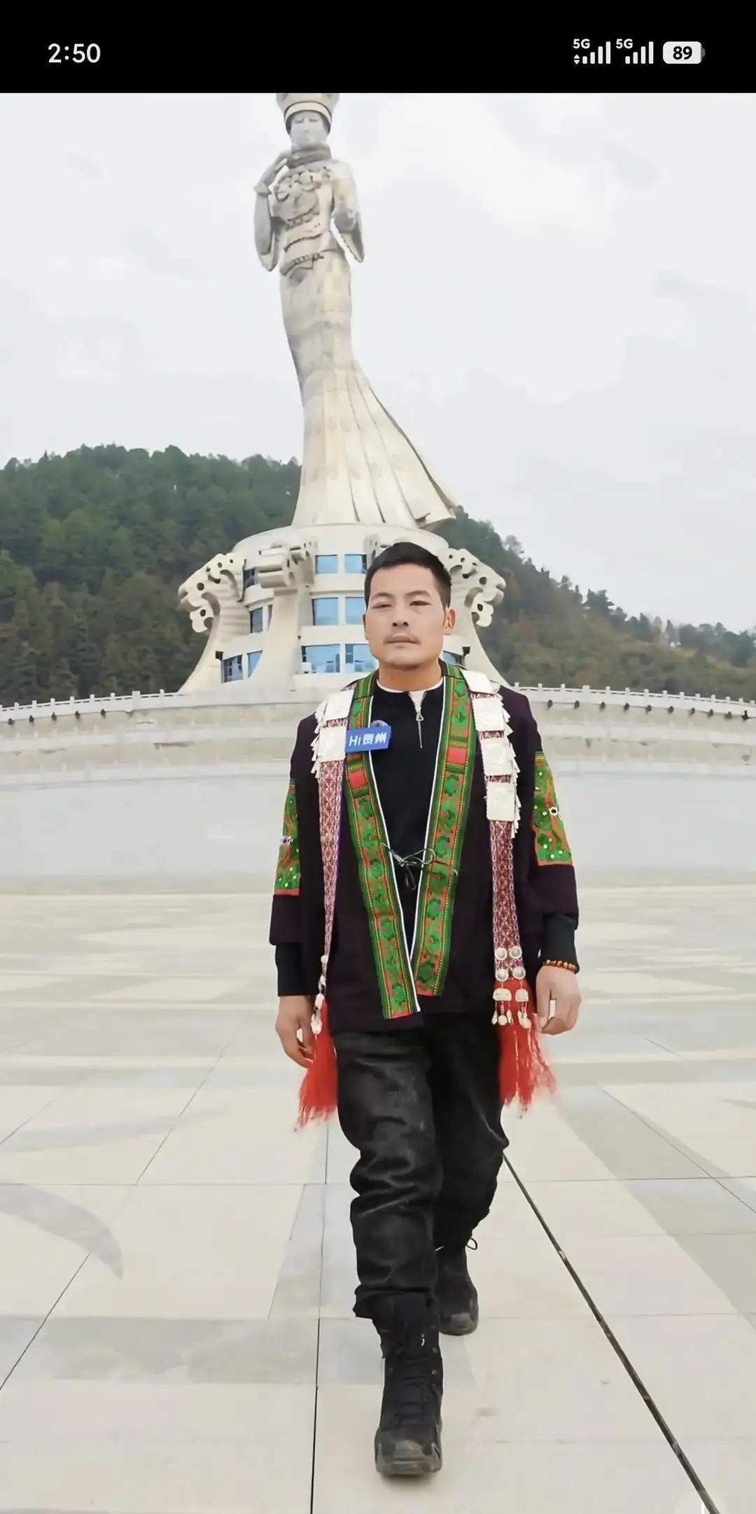 85万，他一场直播救活整个县毕节山沟的苹果烂在树上那天，刀疤哥蹲在工地板房