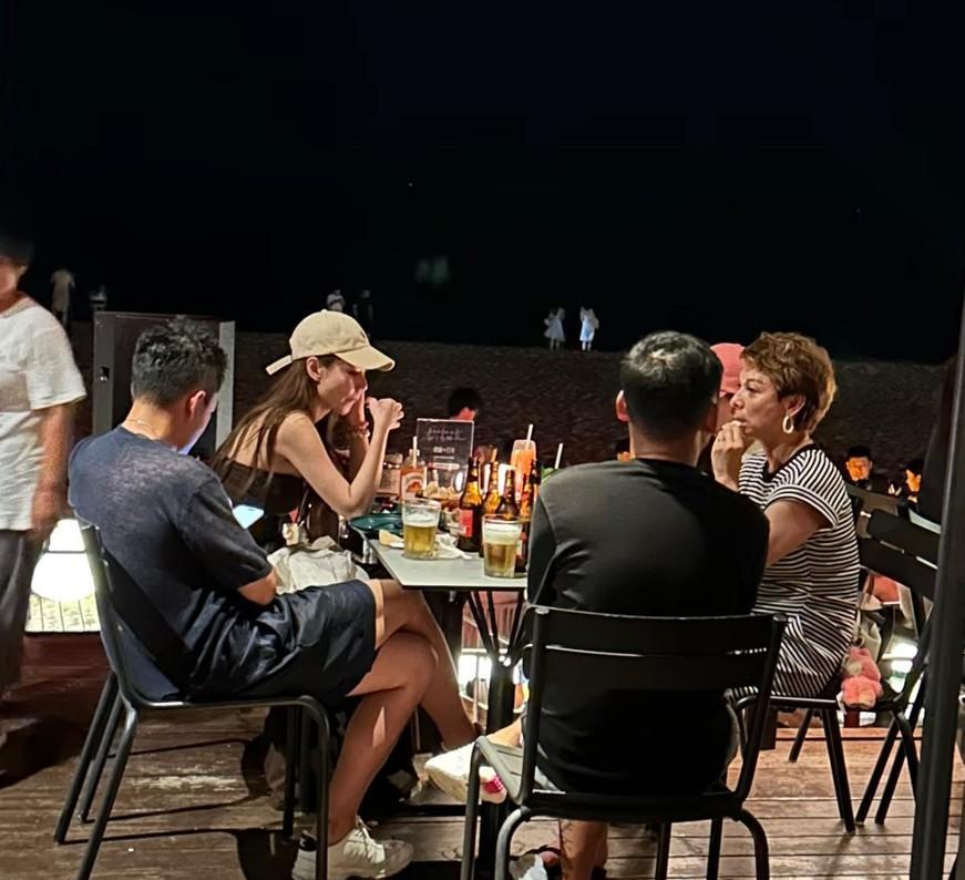 汪小菲带着马筱梅来阿那亚啦……现身海风酒吧的两个人，这一次没有带着二汪，也许是