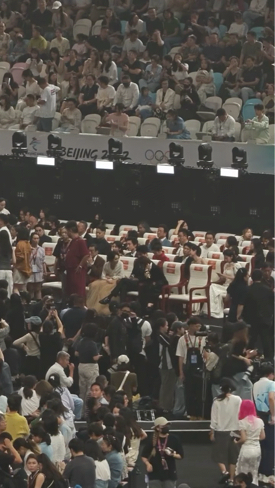 杨幂高叶热聊、高叶杨幂热聊百花奖又一名场面，杨幂高叶偶遇之后开启热聊。盛典现场人