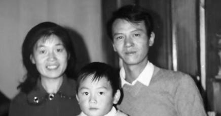 1979年，知青戴建国不顾家人反对，执意要娶痴傻的程玉凤为妻。新婚夜，戴建国含泪