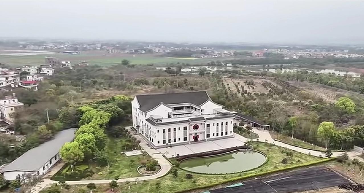 退休教授的别墅刚刚看到一个视频，题目是“广西大学退休教授退休后回村建的别墅”