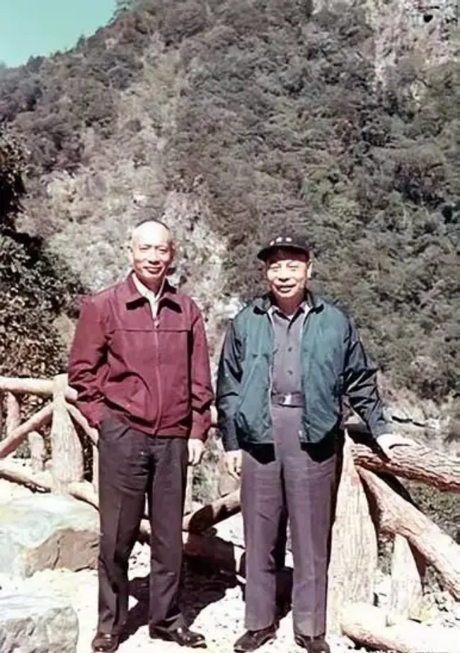 1960年代初的台湾山区，蒋经国和黄杰两人合照。