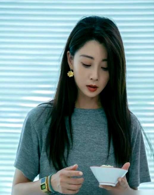 开着奔驰大G，却穿运动裤拖鞋吃路边摊。45岁的殷桃被拍到，素颜把香菜细心挑进