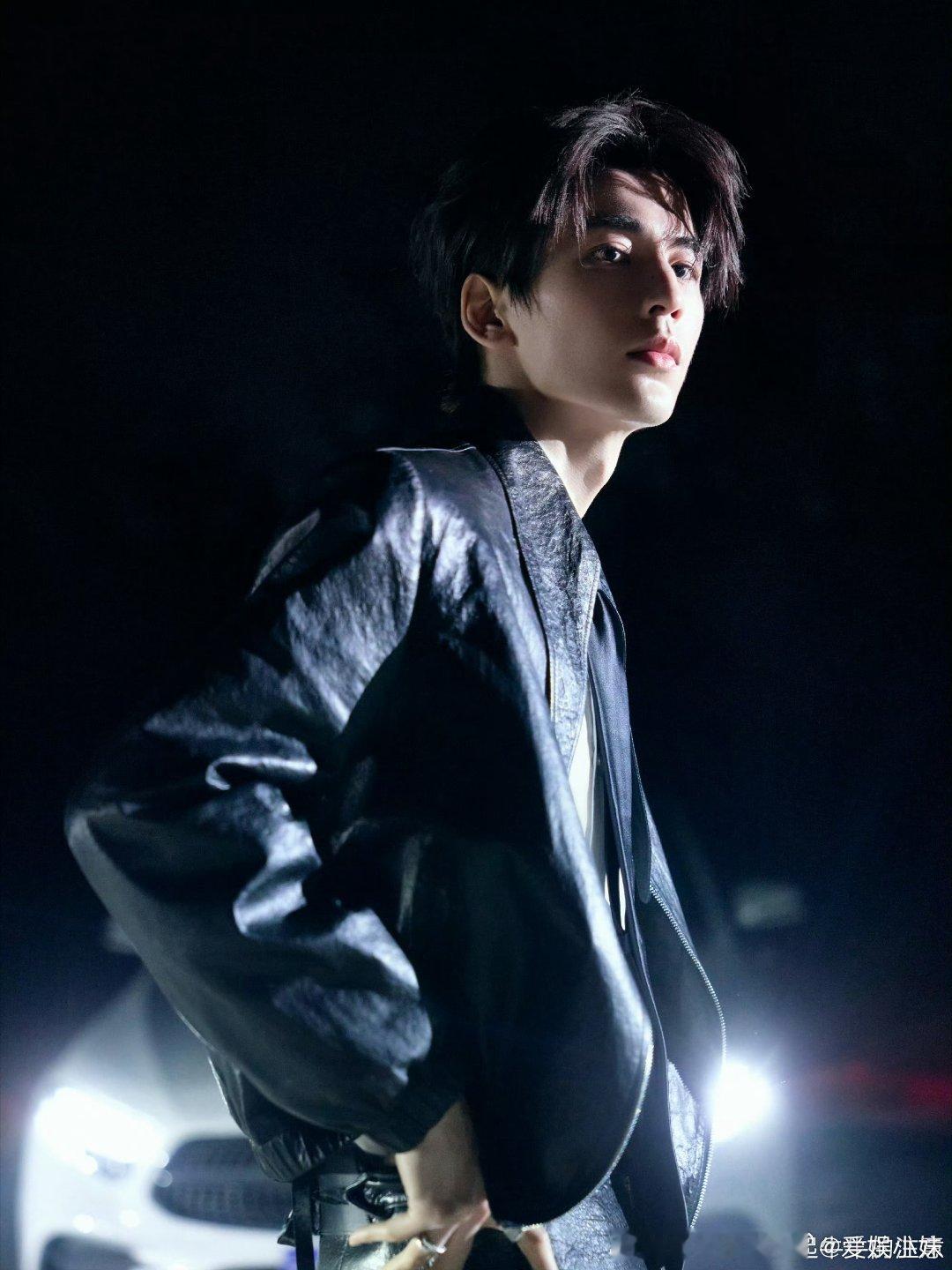 张凌赫耳夹皮衣造型张凌赫这一段我也就看了个百八十遍而已🙈