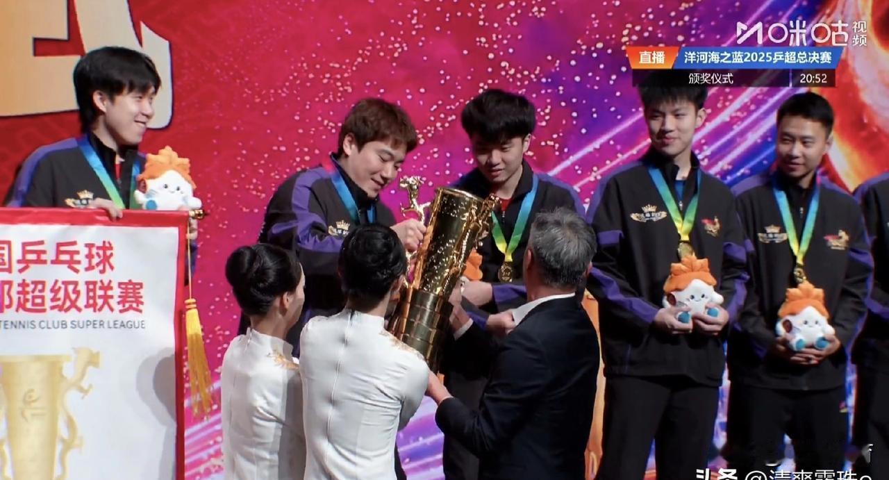 王楚钦不爱奖杯爱奖旗——世界冠军那点“小心思”，全写脸上了。颁奖礼上，奖旗递过