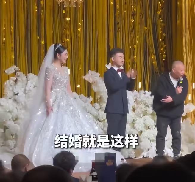 郭麒麟太惨了！刚满30岁就被催婚，郭德纲直言：“你不结婚，爸爸在后台都抬不起头！