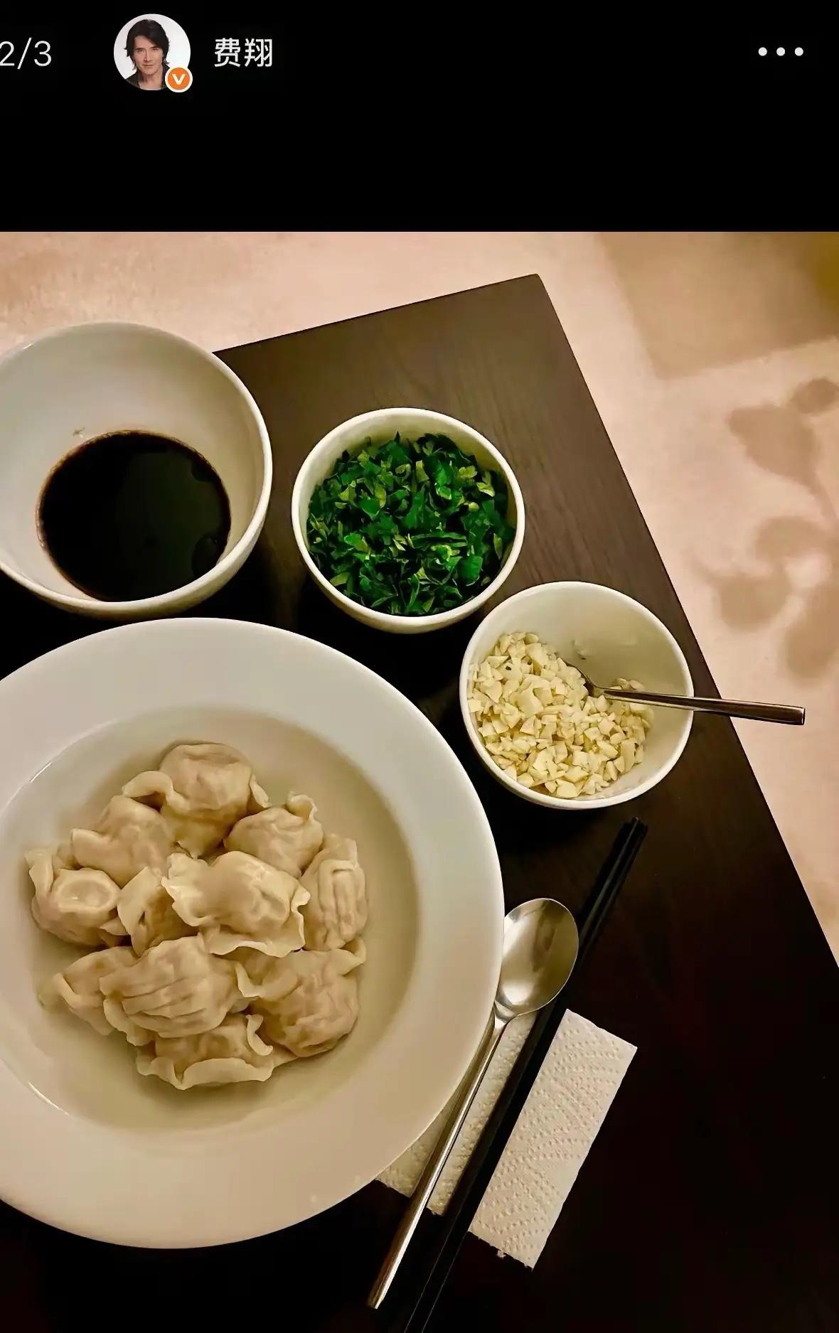 63岁费翔的除夕夜，一份速冻饺子，三只猫，这画面看着挺让人心酸。想当年，198