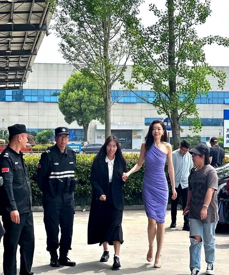 终于知道郭富城为啥当年不娶熊黛林了，本人个子太高像个巨人一样太大只了，身高只有1