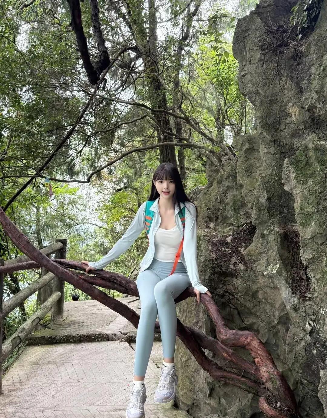 在森林中的小径上，享受宁静与自然的美好。🌳🍃😊