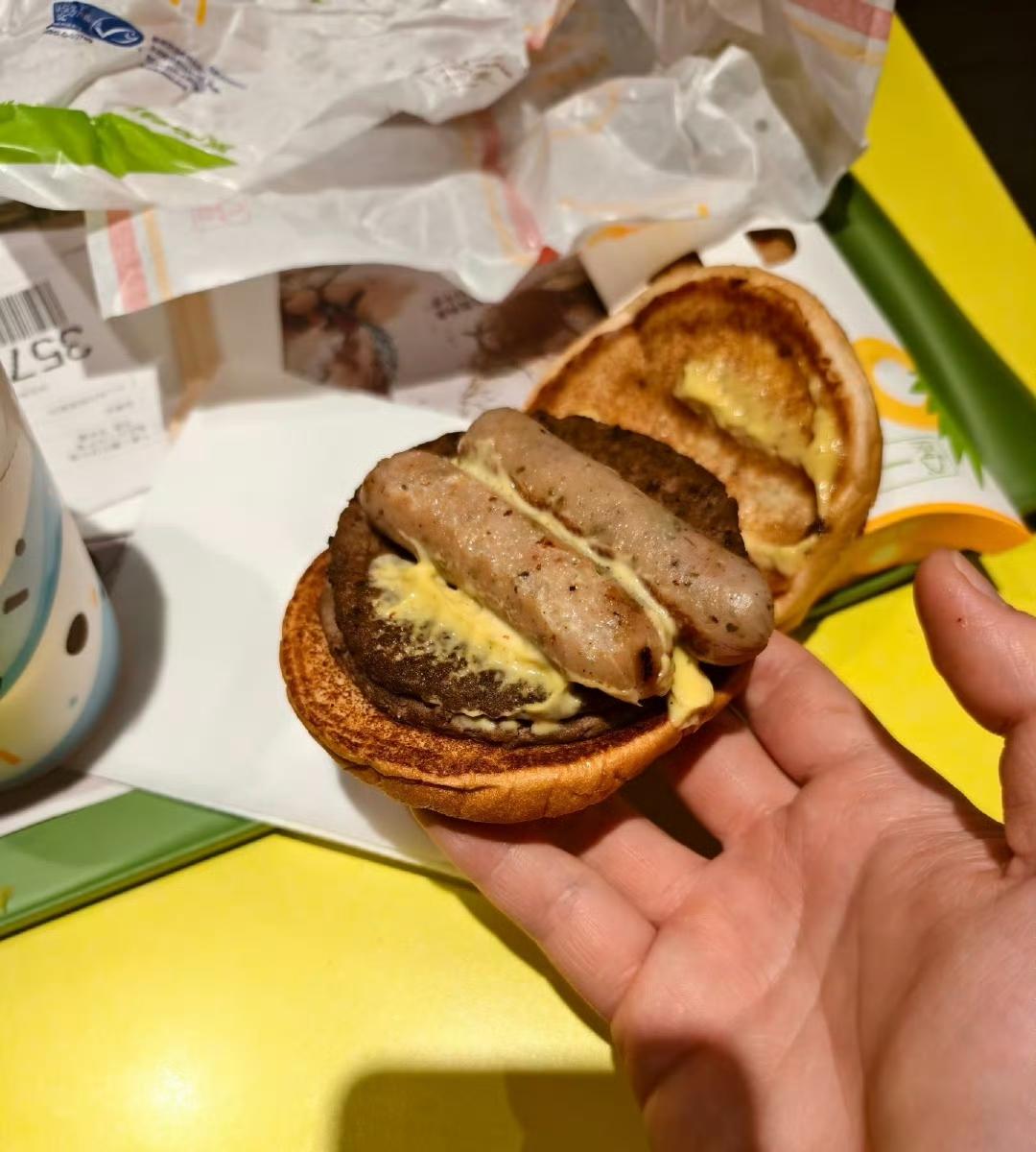 “麦当劳的汉堡怎么缩水成马卡龙了？”一条吐槽视频突然刷爆全网，画面里小姐姐把新鲜