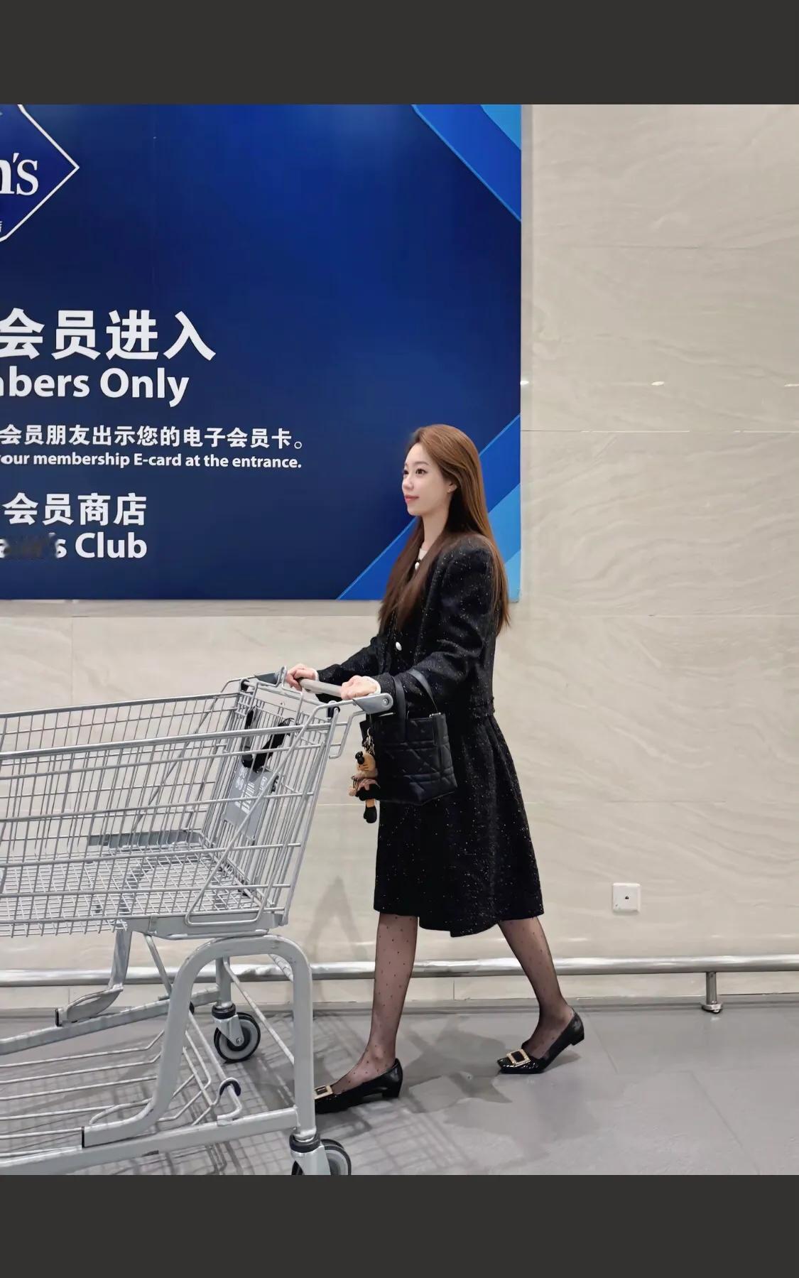 时尚穿搭指南：黑色连衣裙+性感黑丝+黑色平底鞋，尽显优雅气质！