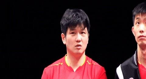 全运会乒乓球赛上，樊振东打比赛时觉得灯光不对劲，影响高抛发球，失误多了表情皱皱巴