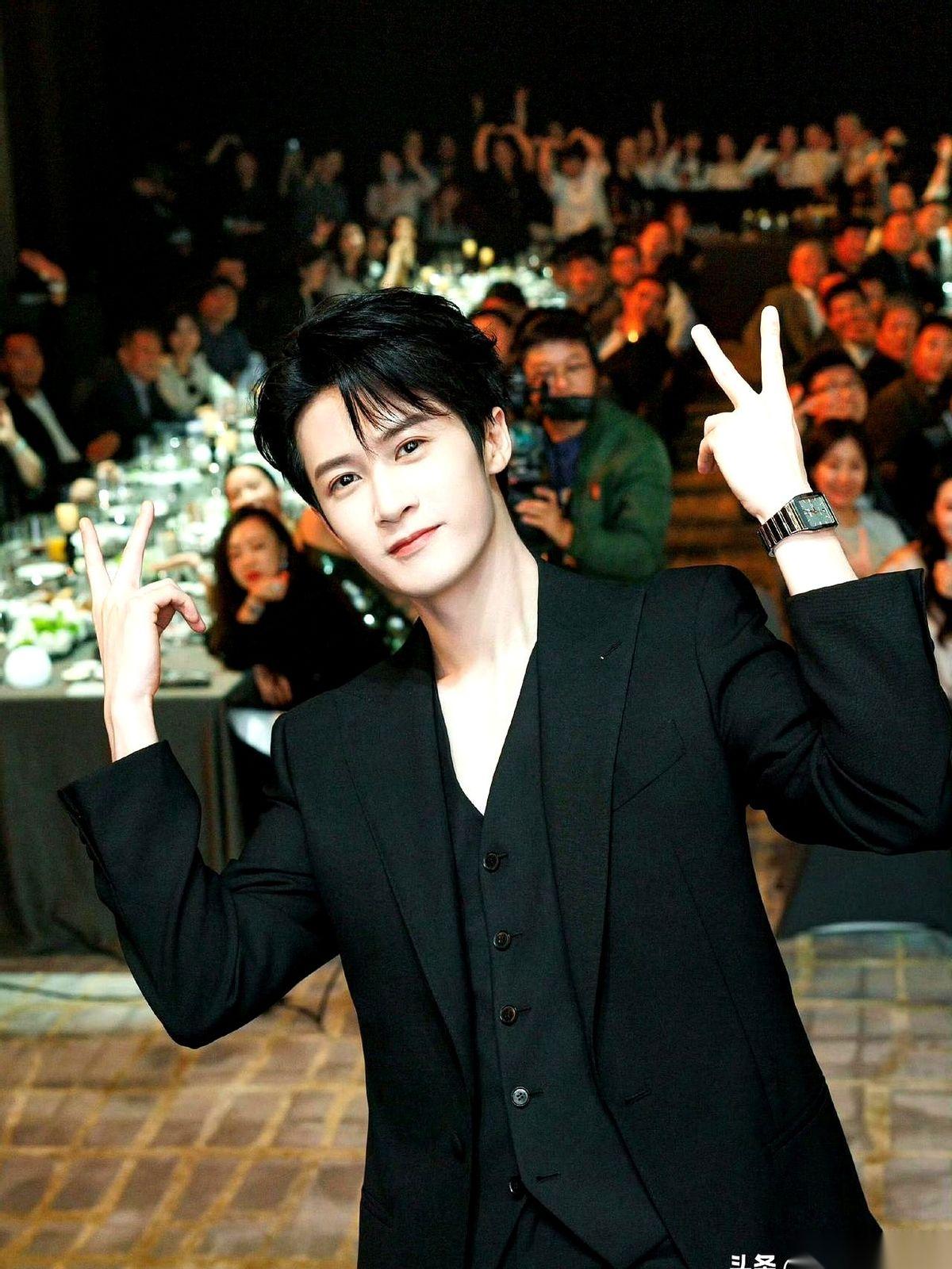 我愿称之为年度最尴尬官宣，没有之一。一部双男主电影，片方扭扭捏捏地，先放出来一