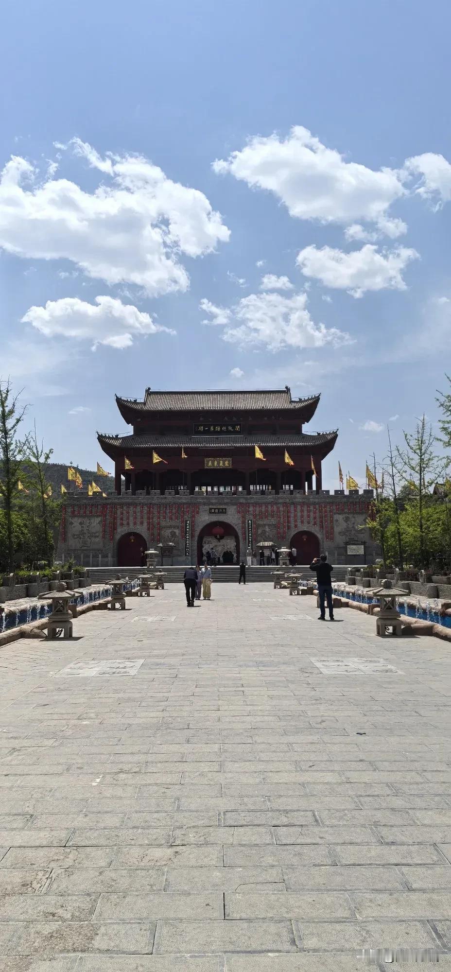 今天给大家分享推荐的是甘肃庆阳市镇原县一个人造旅游景点，北石窟驿景区，靠近西峰北