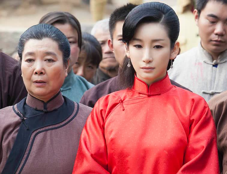 终于知道为什么女演员千万不能整容了，看杨幂和秦海璐在《生万物》的装扮就明白了：