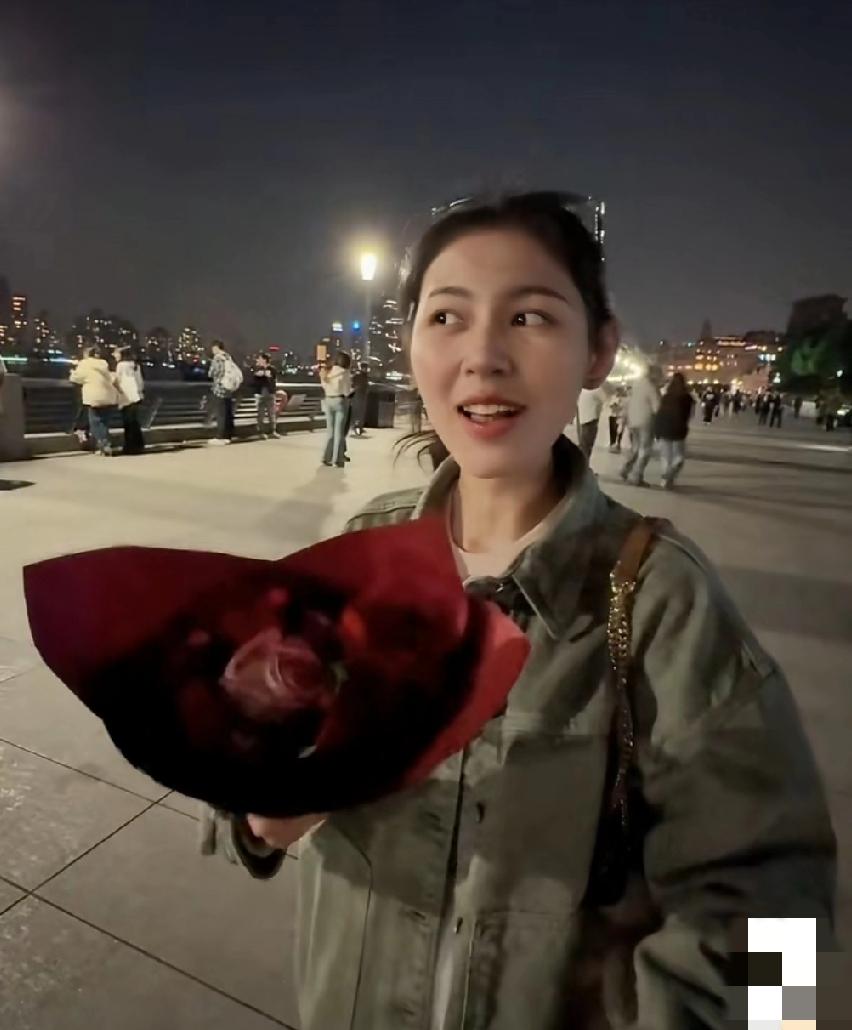 台湾女孩在上海外滩疑似被阿姨上了一课，交了150元台币学费买了这么一束花，女孩吐